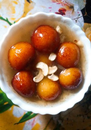 A picture of Gulab jamun.