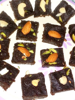 चॉकलेट ड्राई फ्रूट बर्फी(chocolate dry fruit burfi recpie in hindi) रेसिपी मुख्य फोटो