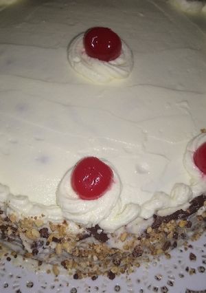 Una foto de Torta de chocolate con cereza y chantilly