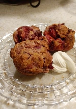 A picture of Strawberry Cheese Cake Scoons.