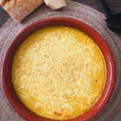 Una foto de Crema de batata y guisantes gratinada con mezcla de quesos