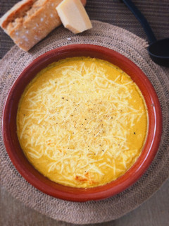 Una foto de Crema de batata y guisantes gratinada con mezcla de quesos