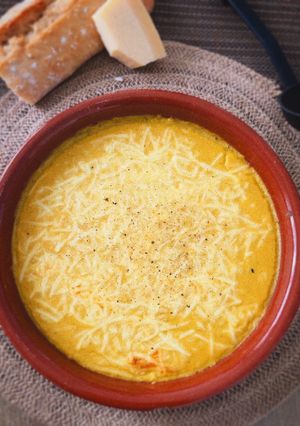 Una foto de Crema de batata y guisantes gratinada con mezcla de quesos