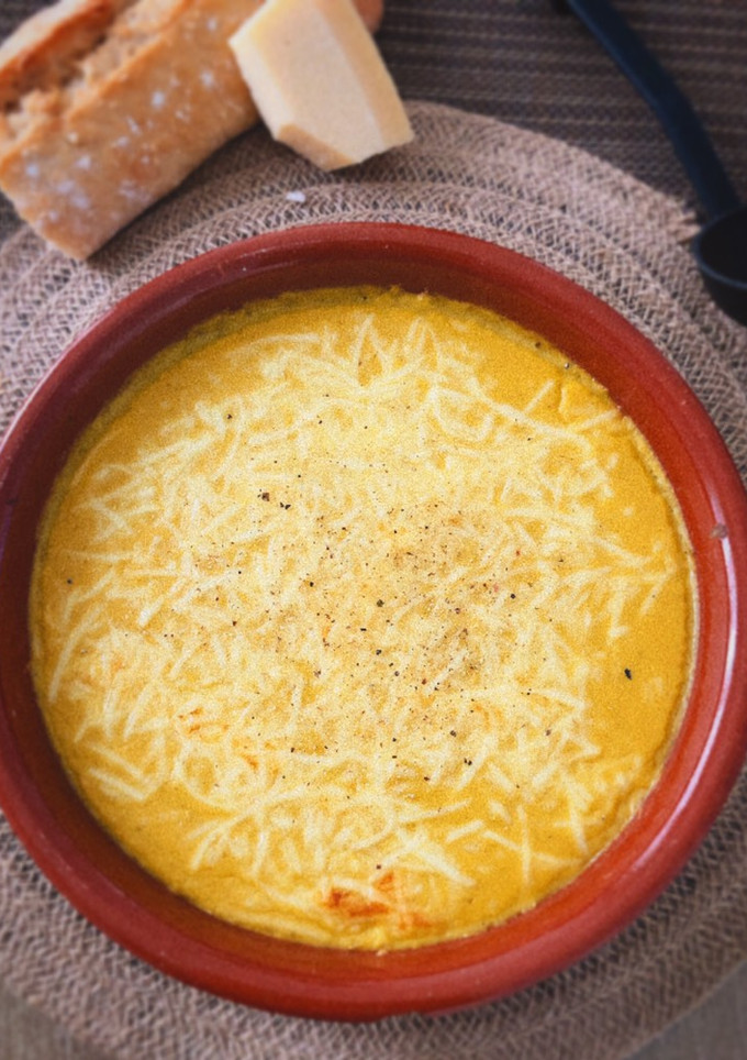 Una foto de Crema de batata y guisantes gratinada con mezcla de quesos