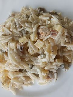 Zdjęcie przepisu Sałatka z kurczakiem i żółtym serem.