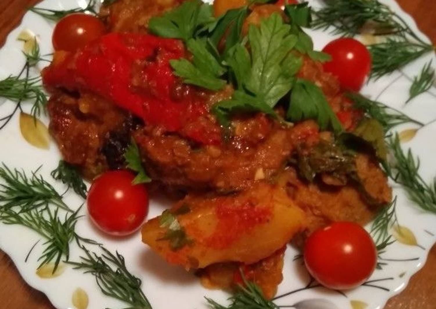 Курица в казане рецепты. Курица с овощами в казане. Блюда из курицы с овощами в казане. Курица в казане под соусом. Курица с помидорами в казане.