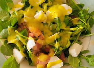 Una foto de Ensalada de rúcula, canónigos queso y salsa de mango