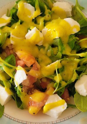 Una foto de Ensalada de rúcula, canónigos queso y salsa de mango