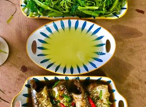 Hình của món Cơm nhà đơn giản: cá đối kho hành ớt, rau muống luộc, nước luộc cho vào miếng chanh làm canh.