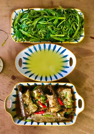 Hình của món Cơm nhà đơn giản: cá đối kho hành ớt, rau muống luộc, nước luộc cho vào miếng chanh làm canh.