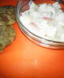 Fűszeres húspogácsa joghurtos-citromfüves-újhagymás krumplisalátával
