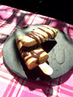 Una foto de Polos de plátano y crema de cacahuete (helado)
