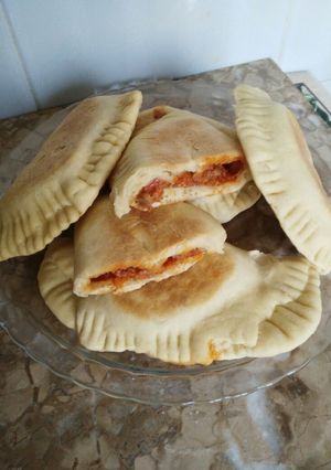 Una foto de Empanada de atún con tomate frito en el sartén