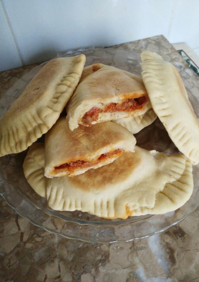 Una foto de Empanada de atún con tomate frito en el sartén