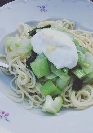Pok choi fokhagymásan, tejföllel és tésztával recept fotója