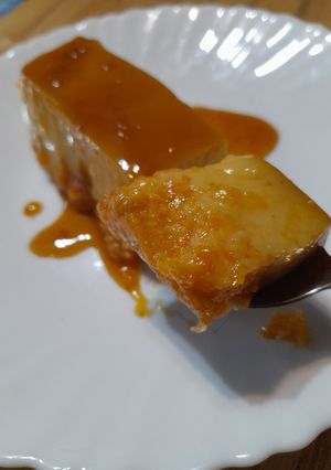 Una foto de Flan de Zanahoria dulce🍮🍮🍮