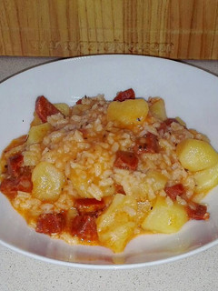 Una foto de Patatas con chorizo y arroz