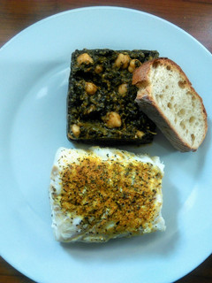 Una foto de Espinacas con garbanzos y lomo de bacalao al curry con naranja