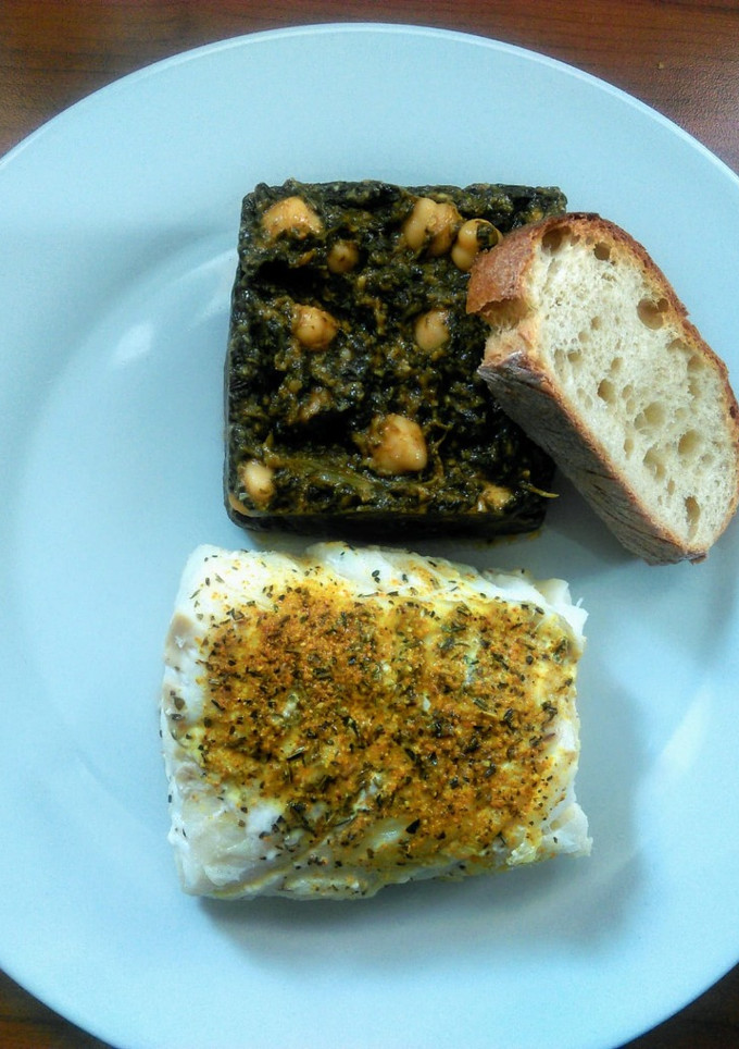 Una foto de Espinacas con garbanzos y lomo de bacalao al curry con naranja