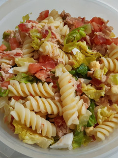 Una foto de Ensalada de pasta y atún