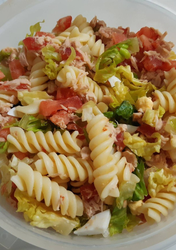 Una foto de Ensalada de pasta y atún