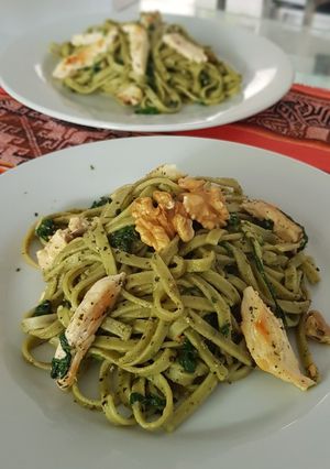 Una foto de Fideos al pesto salteado con espinaca y pollo