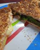 Sándwich tostado de jamón, queso, tomate y albahaca🍅🧀🍅🧀🍅🧀
