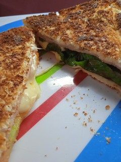 Una foto de Sándwich tostado de jamón, queso, tomate y albahaca🍅🧀🍅🧀🍅🧀