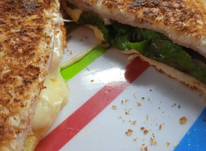 Una foto de Sándwich tostado de jamón, queso, tomate y albahaca🍅🧀🍅🧀🍅🧀