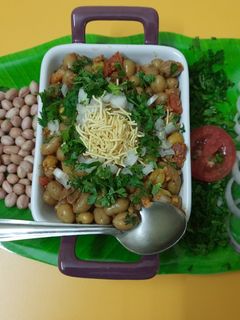यम्मी यम्मी पीनट चाट (peanut chat recipe in marathi) रेसिपी चे मुख्य फोटो 