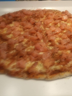 Una foto de Pizza de semillas con pollo y salmón ahumado