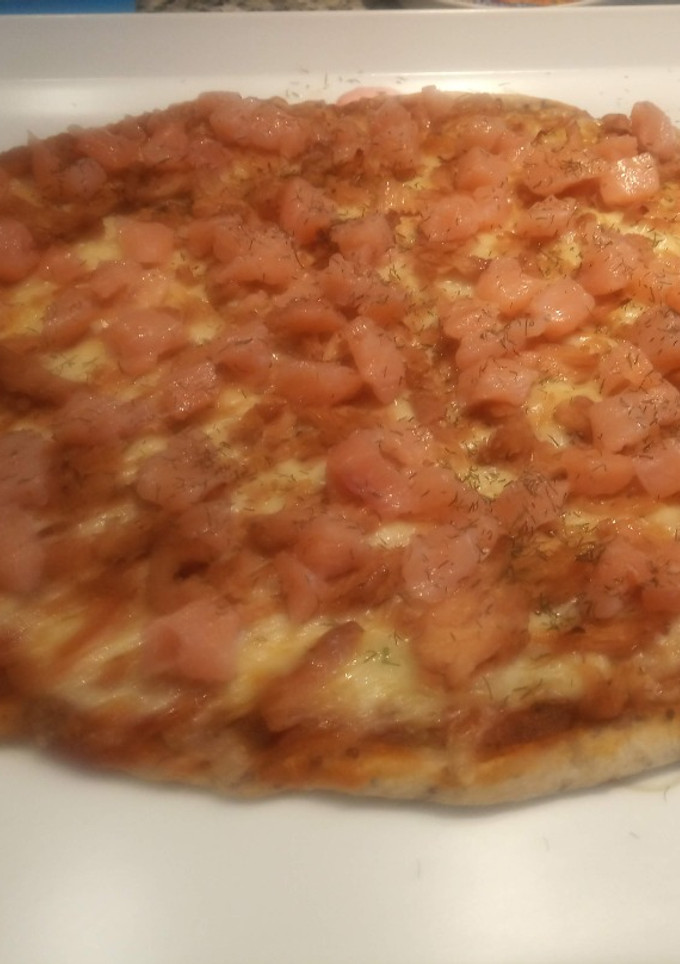 Una foto de Pizza de semillas con pollo y salmón ahumado