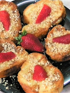 Una foto de Torrijas con miel y frutos secos