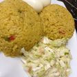أرز مقلي بالكاري مع البيض وسلطة كولسلو