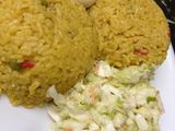 أرز مقلي بالكاري مع البيض وسلطة كولسلو