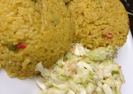 أرز مقلي بالكاري مع البيض وسلطة كولسلو