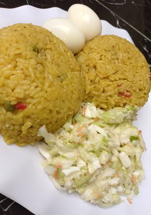 صورة لوصفة أرز مقلي بالكاري مع البيض وسلطة كولسلو