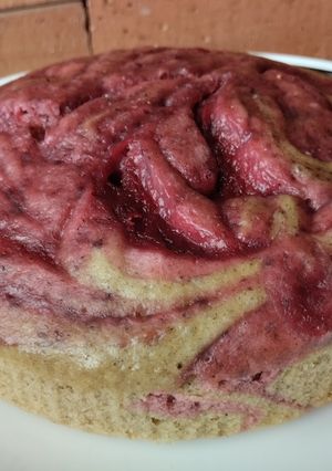 Una foto de Torta de banana🍌 y mora🍒 marmoleada sin huevo y sin horno🧁🍒🍯