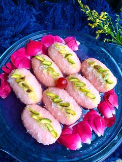 રોઝ ચમ ચમ (Rose Chum Chum Recipe In Gujarati) રેસીપી મુખ્ય ફોટો