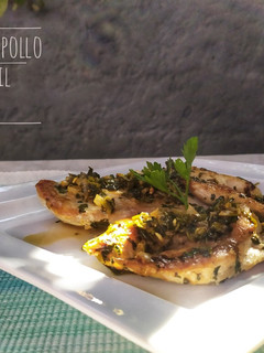 Una foto de Suprema de pollo al perejil y limón