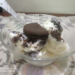 A picture of Creamy cookie vanilla icecream.