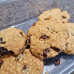 A picture of Oat and Raisin Cookies.