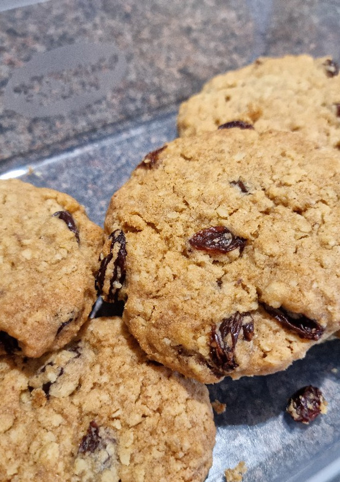 A picture of Oat and Raisin Cookies.