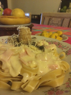 Una foto de Fetuccini alfredo y champiñones salteados