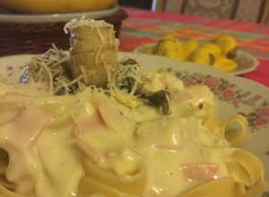 Una foto de Fetuccini alfredo y champiñones salteados