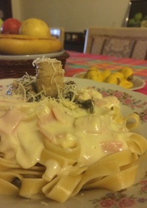 Una foto de Fetuccini alfredo y champiñones salteados