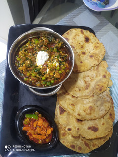 મેથી મટર મલાઈ (Methi Matar Malai Recipe In Gujarati) રેસીપી મુખ્ય ફોટો