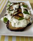Berenjena a la plancha con salsa de aguacate y yogur