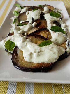 Una foto de Berenjena a la plancha con salsa de aguacate y yogur