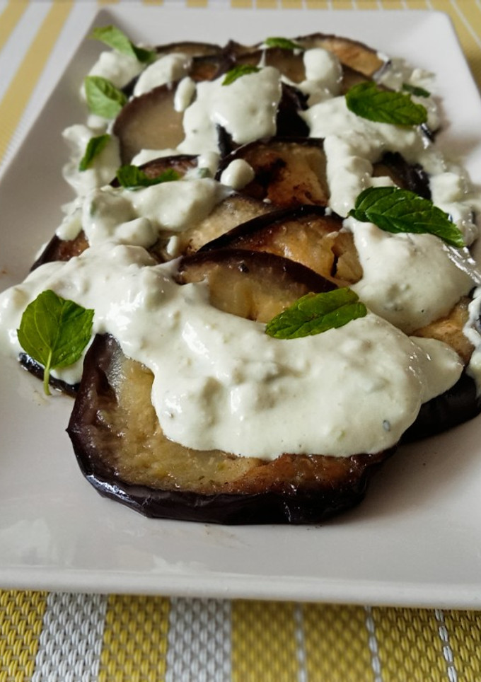 Una foto de Berenjena a la plancha con salsa de aguacate y yogur